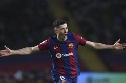 爱游戏体育平台 莱万多夫斯基爆冷击败曼联，问鼎冠军引爆全场！