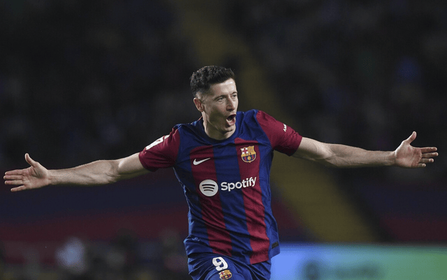 莱万多夫斯基爆冷击败曼联,问鼎冠军引爆全场! 莱万多夫斯基爆冷击败曼联,问鼎冠军引爆全场!