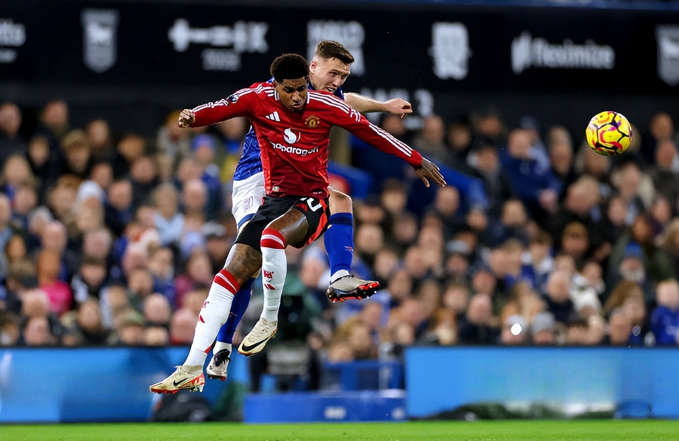 莱万多夫斯基爆冷击败曼联,问鼎冠军引爆全场! 莱万多夫斯基爆冷击败曼联,问鼎冠军引爆全场!