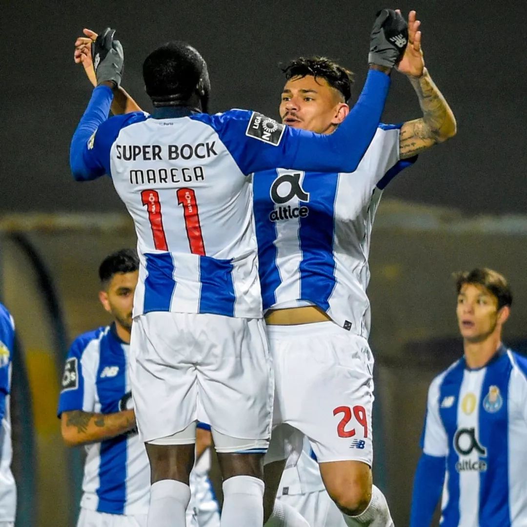 关键时刻阿贾克斯调整名单以备国王杯；回应争议环节打磨；压力陡增；团队化学反应显著的简单介绍