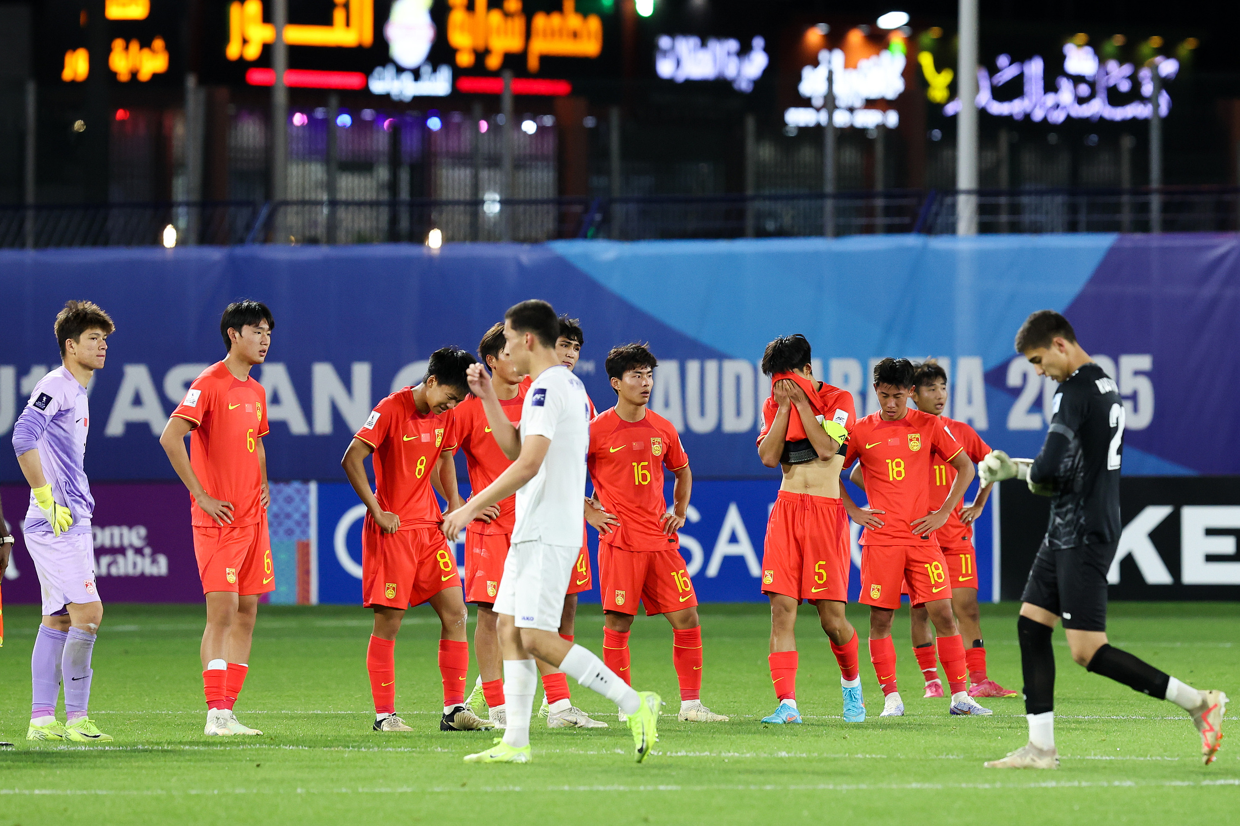 包含赛前体能课后，山东泰山门线救险备战欧超杯，态度坚定，团队化学反应显著的词条