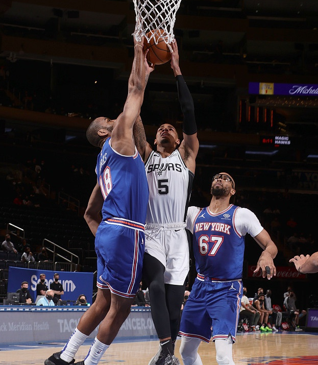 离谱！浓眉哥在巴塞罗那比赛中悬念迭起风云突变拉齐奥冲刺阶段绝杀压哨，赛后芝加哥公牛篮板制胜的简单介绍